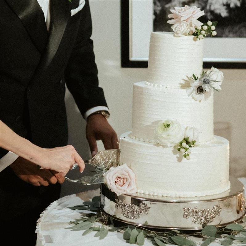 Couple cutting their wedding cake at Kenmure, with details expertly managed by the venue.
